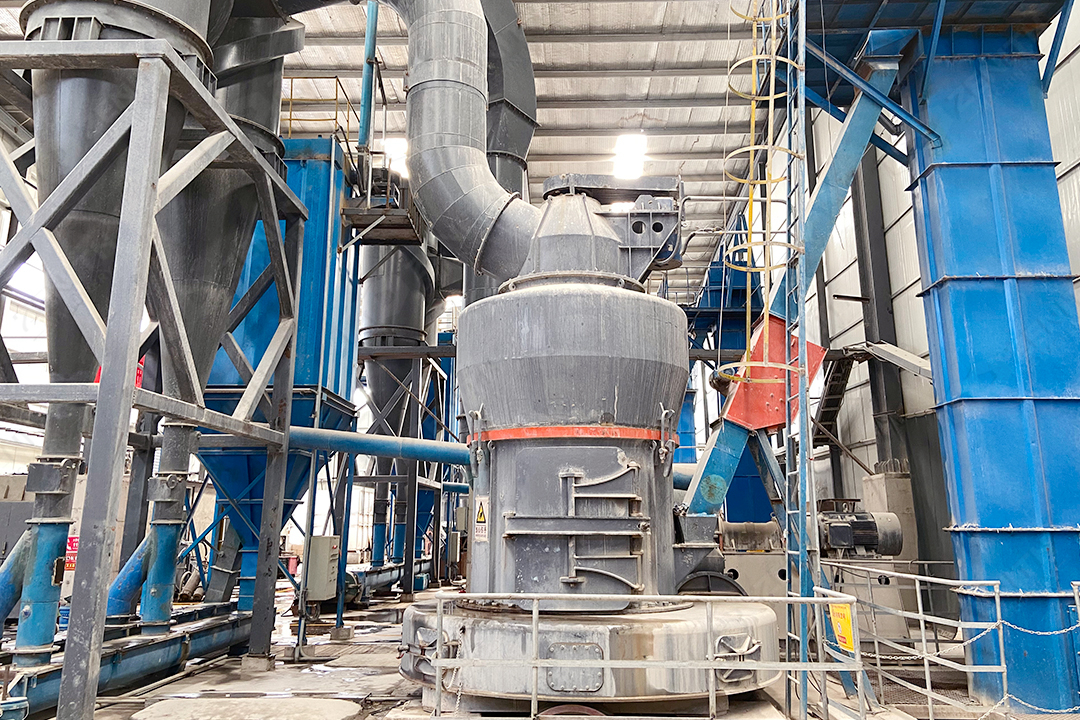 Industrial vacuum cleaning a grinding mill